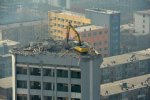 taiyuan-china-excavator-working-on-12-story-building-roof-02.jpg