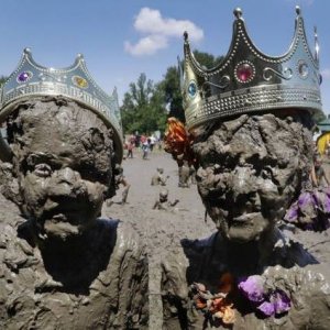 these mud sculptures are super realistic