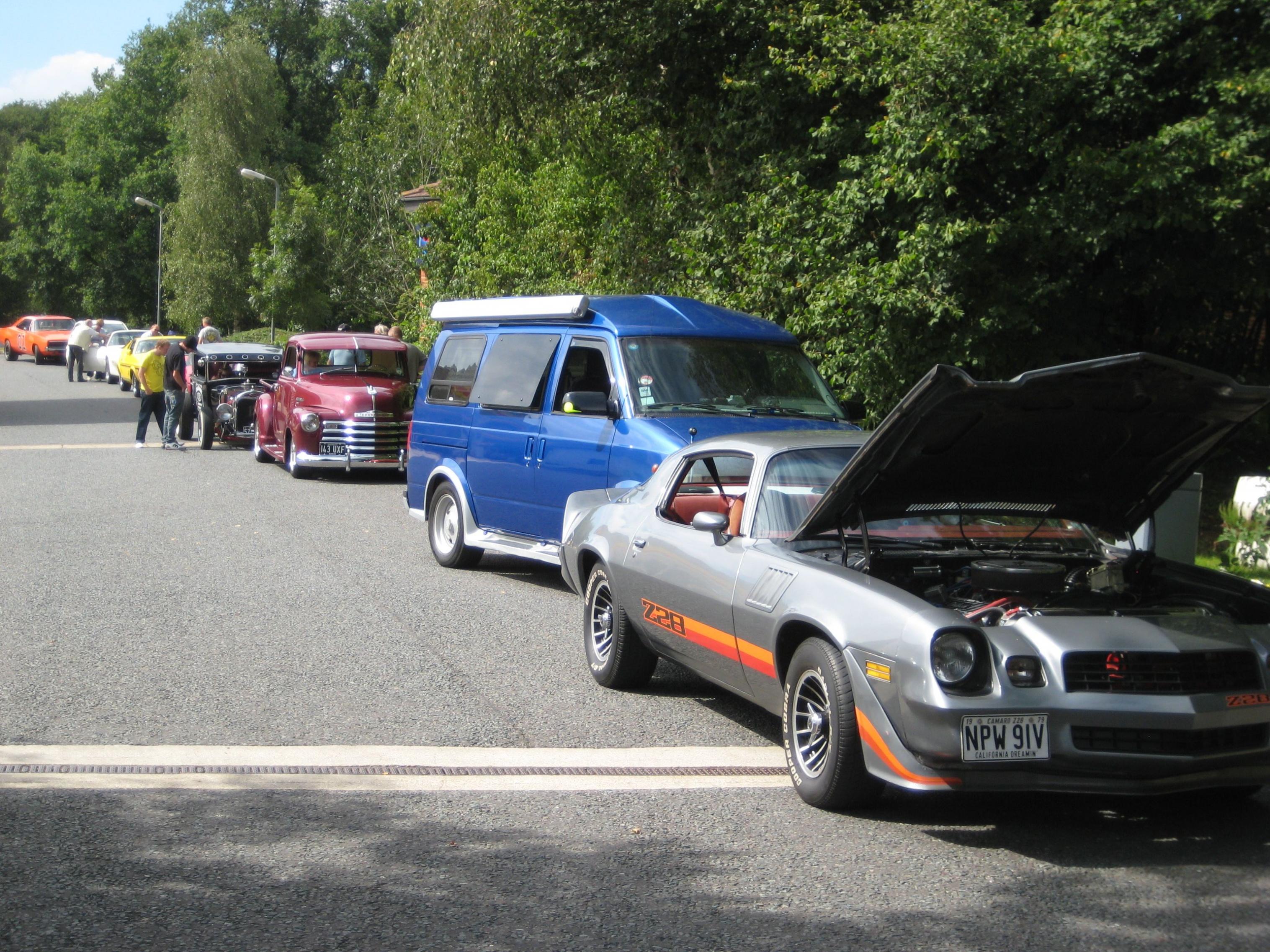 Bazza the Camaro and many other cars waiting to set off on the convoy