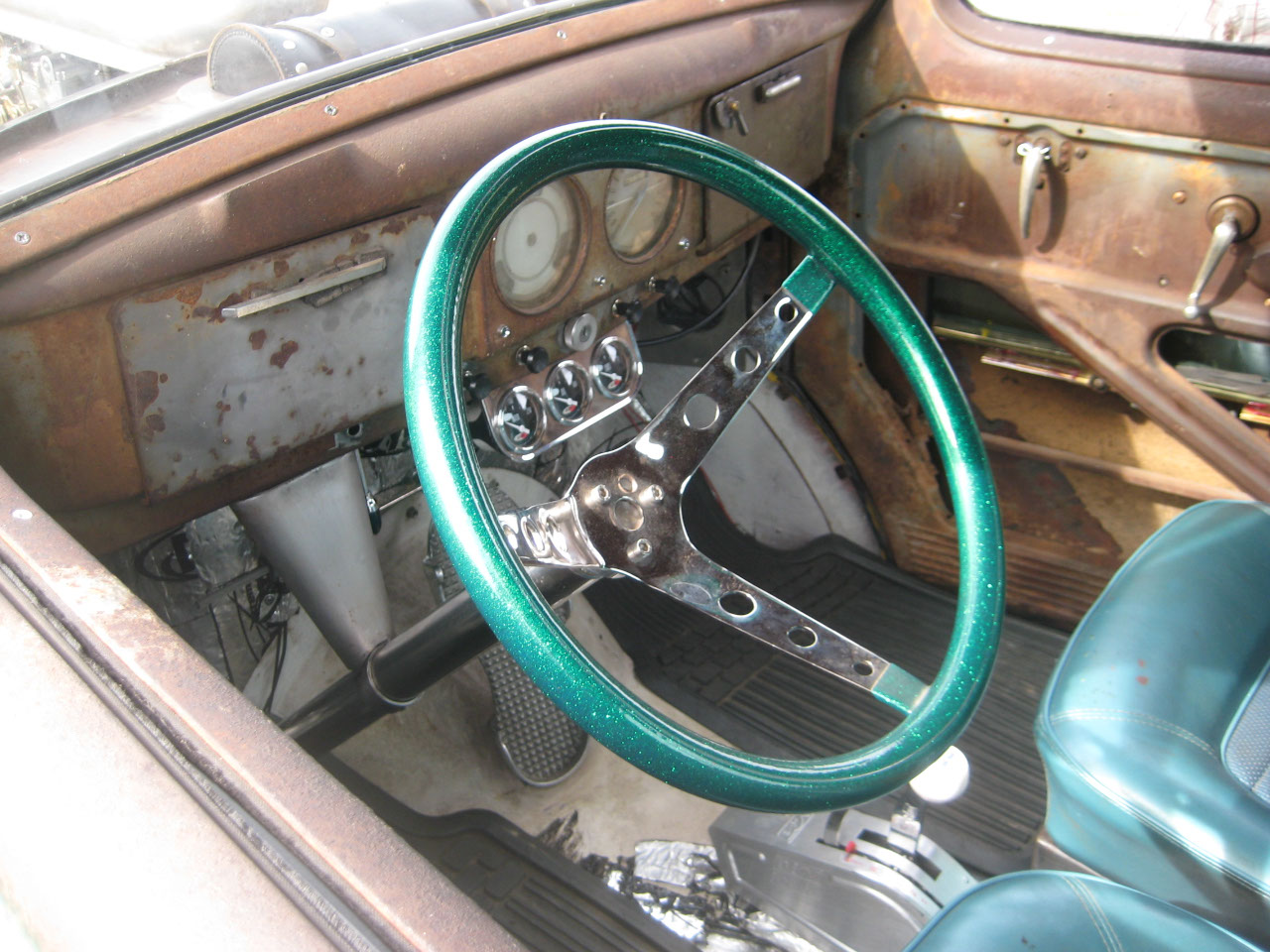 Green steering wheel in the gasser