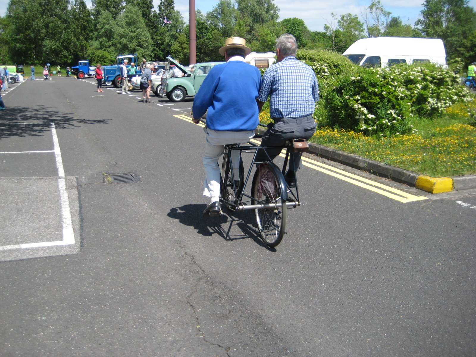 Side by side bicycle