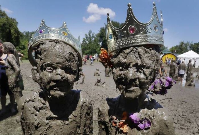 these mud sculptures are super realistic